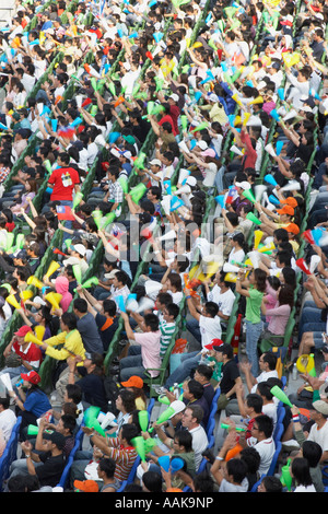 La folla acclamava durante la partita di baseball Foto Stock