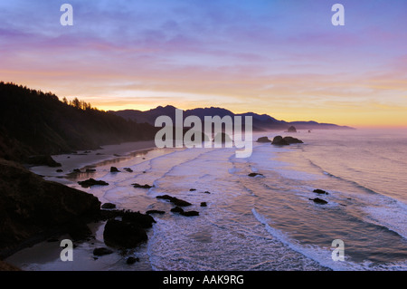 Vista della spiaggia a mezzaluna Cannon Beach Haystack Rock e la costa di abbracciare il punto da Ecola State Park a sunrise Oregon Foto Stock