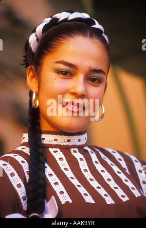 Giovane donna messicana con danza folcloristica gruppo in abito tradizionale da Nuevo Leon area Cabo San Lucas Messico Foto Stock