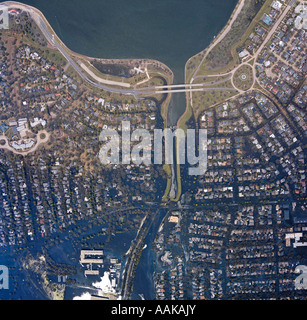Un satellite fotografia che mostra le case vicino al lago Pontchetrain Louisiana dopo l uragano Katrina Foto Stock
