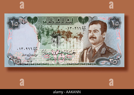 Carta moneta 25 Dinar nota dall'Iraq queste fatture sono del vecchio regime gestito dal dittatore Suddam Hussein Foto Stock