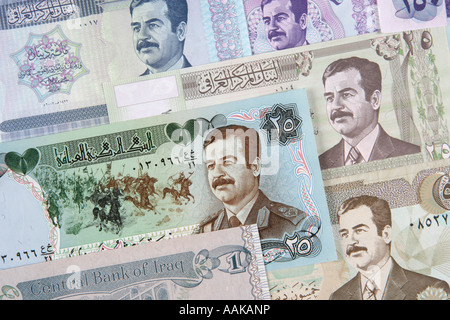 Varie la carta moneta Dinar note dall'Iraq queste fatture sono del vecchio regime gestito dal dittatore Suddam Hussein Foto Stock