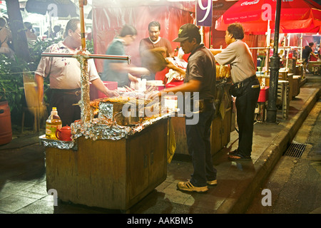 Saté si spegne al Lau Pa Sat centro hawker, Chinatown, Singapore Foto Stock