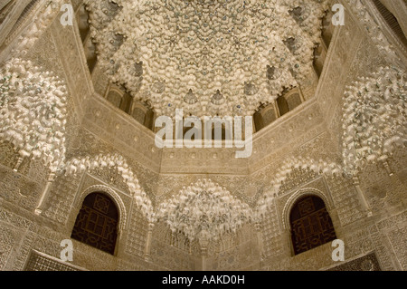 Complessamente intarsiato all'interno del soffitto El Palacio Nazaríes Alhambra Granada Spagna Foto Stock