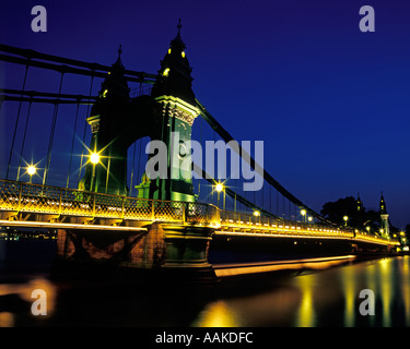 Sospensione di Hammersmith Bridge al crepuscolo London Regno Unito Foto Stock