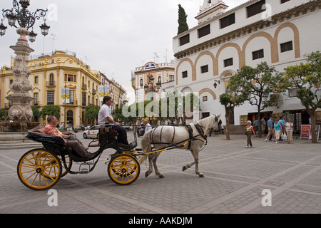 Giro in carrozza attraverso il Siviglia Andalusia Spagna Foto Stock