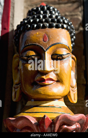 Budda maschera in legno in vendita per turisti fatta da artigiano locale Bhaktapur valle di Kathmandu in Nepal Foto Stock