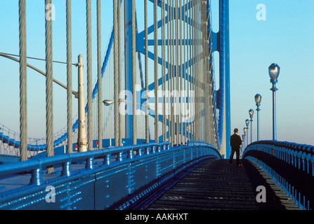 Negli anni Ottanta l'uomo singolo pedone sul marciapiede Benjamin Franklin ponte sul fiume Delaware di Filadelfia in Pennsylvania USA Foto Stock