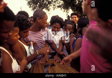 Funerali delle vittime di una macellazione dei lavoratori in una baraccopoli da poliziotti. Rio de Janeiro, Brasile. Foto Stock