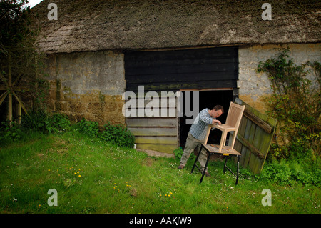 James Verner mobili fatti su misura maker a casa nel nord Chideock Dorset Foto Stock