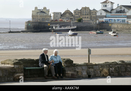 Una coppia di anziani seduti su una panchina di fronte al mare a Weston Super Mare nel Somerset REGNO UNITO Foto Stock