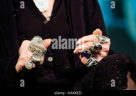 I bambini di autore Jacqueline Wilson indossando i suoi grandi anelli argento raffigurato all'Guardian Hay Festival 2005 Hay on Wye Galles Foto Stock