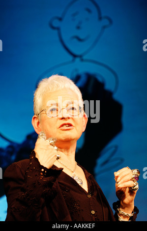 I bambini di autore Jacqueline Wilson indossando i suoi grandi anelli argento raffigurato all'Guardian Hay Festival 2005 Hay on Wye Galles Foto Stock