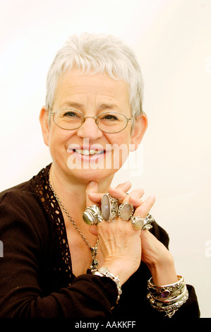 I bambini di autore Jacqueline Wilson indossando i suoi grandi anelli argento raffigurato all'Guardian Hay Festival 2005 Hay on Wye Galles Foto Stock