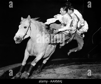 Trenta anni quaranta quattro uomini a cavallo intorno al circus pista ad anello Foto Stock