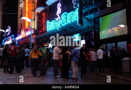 Persone appendere fuori a notte nel quartiere di Paceville fortemente popolato di locali notturni e bar e si trova ad ovest di San Julian a Malta Foto Stock