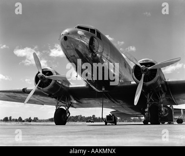 1940s elica interna aereo passeggeri con doppio motore di atterraggio NASO E ALI PARZIALE VISIBILE Foto Stock