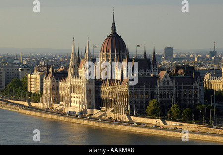 Veduta sul Danubio verso il Parlamento ungherese edificio che si trova in Piazza Lajos Kossuth a Budapest Ungheria Foto Stock