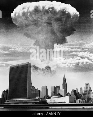 Anni Cinquanta anni sessanta nuvola a fungo oltre il PALAZZO DELLE NAZIONI UNITE DI NEW YORK CITY SKYLINE sul lungomare Foto Stock