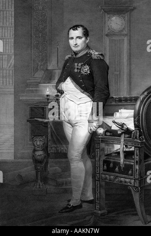 1812 pittura dell'Imperatore Napoleone Bonaparte in piedi nelle sue camere con indosso la sua uniforme generale Foto Stock