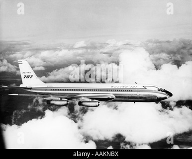 Anni Cinquanta BOEING 707 JET passeggeri battenti attraverso le nuvole Foto Stock