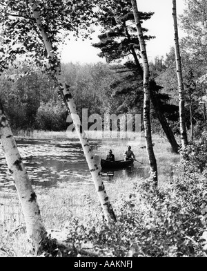 1940s COPPIA DI UOMINI il canottaggio nel lago DEL BOSCO ONTARIO CANADA Foto Stock