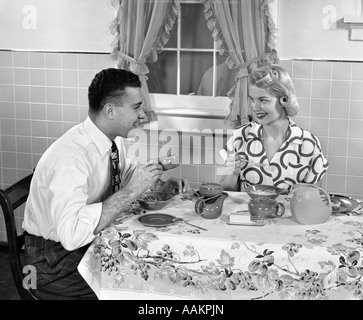 Anni Cinquanta il marito e la moglie a colazione cereali Mangiare & Bere caffè Foto Stock