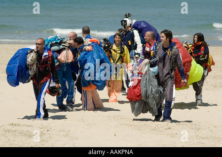 Paracadutista ponticelli che trasportano i loro paracadute dopo lo sbarco sul litorale di Tel Aviv, Israele Foto Stock