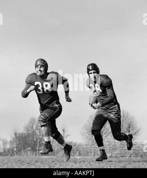 Negli anni quaranta due giocatori di calcio in funzione della sfera di bloccaggio come membro del team leader di mercato Foto Stock