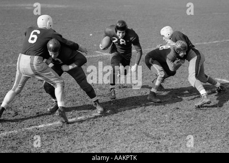 Negli anni quaranta anni cinquanta FOOTBALL PLAYER IN ESECUZIONE CON SFERA come bloccanti di difenderlo Foto Stock