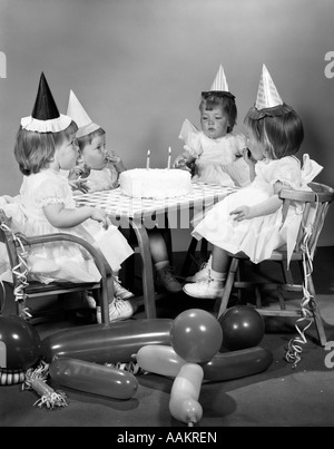 Anni sessanta ragazza gemelle avente la seconda festa di compleanno Foto Stock