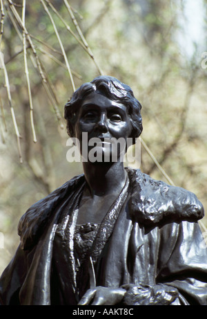 Statua di Emmeline Pankhurst nella torre di Victoria Gardens al di fuori della sede del parlamento di Londra Foto Stock