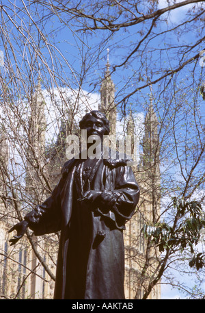 Statua di Emmeline Pankhurst nella torre di Victoria Gardens al di fuori della sede del parlamento di Londra Foto Stock