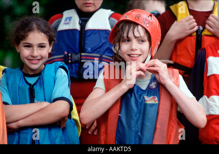 Due Cub scout di età compresa tra 10 anni preparare per andare mop giostra in canoa sul fiume Tamigi nr Londra Inghilterra Regno Unito gran bretagna europa UE Foto Stock