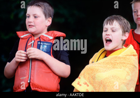 Due Cub scout di età compresa tra i 10 e i 12 anni watch mop giostra in canoa sul fiume Tamigi nr Londra Inghilterra Regno Unito gran bretagna europa UE Foto Stock