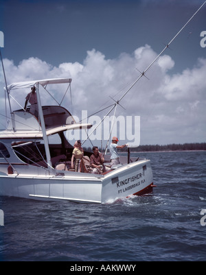 Anni Cinquanta carta bianca barca da pesca 3 uomini 1 donna Ft Lauderdale Florida PESCA SPORTIVA VACANZA Foto Stock