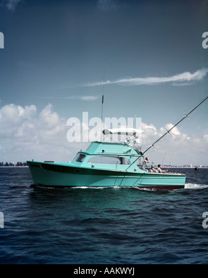 Anni Cinquanta verde turchese barche da pesca sulla Ocean persone uomo donna la pesca al largo della Florida di poppa offshore profondo mare ACQUA SALATA Foto Stock