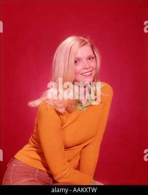 Anni sessanta ritratto sorridente DONNA BIONDA ORO MAGLIONE Foto Stock