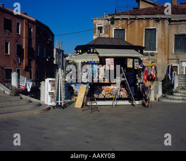 Negozio di giornali a Campo San Pantalon, Venezia, Sito Patrimonio Mondiale dell'UNESCO, l'Italia, l'Europa. Foto di Willy Matheisl Foto Stock