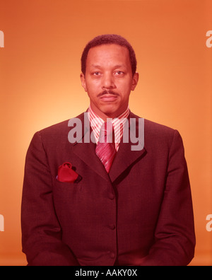 Anni sessanta ritratto African American uomo vestito da indossare Foto Stock