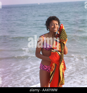 Anni Settanta americano africano donna sulla spiaggia Foto Stock