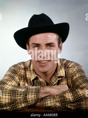 Anni sessanta ritratto uomo cappello in feltro nero oro PLAID SHIRT WESTERN COWBOY uomini sorridenti Foto Stock