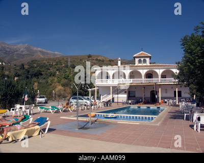 Piscina, docce e lettini, La Casa Pinta hostal, nel villaggio di montagna di Sedella, Regione di Axarquia, Andalusia, Foto Stock