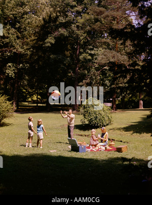 PICNIC IN FAMIGLIA IN POSIZIONE DI PARCHEGGIO Foto Stock