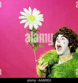 Anni Settanta CIRCUS CLOWN VERDE mantello peloso grande gigante fiore a margherita PROP Foto Stock