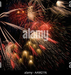 Esplosioni di fuochi d'artificio nel cielo notturno Foto Stock