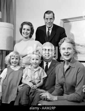 Negli anni sessanta la famiglia 3 generazioni in posa sorridente padre madre figlio figlia Foto Stock