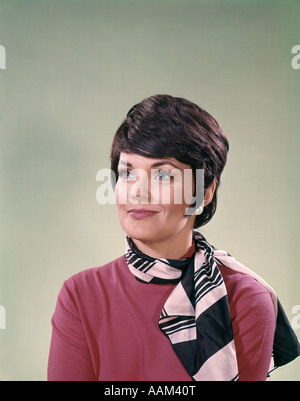 Anni sessanta RITRATTO DI BUSINESS donna marrone capelli corti sciarpa Foto Stock