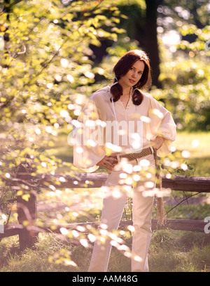 Anni Settanta GIOVANE DONNA PRIMAVERA ALL'APERTO WHITE HIP HUGGER JEANS MACRAMÉ nastro bianco puro blusa shirt moda Foto Stock