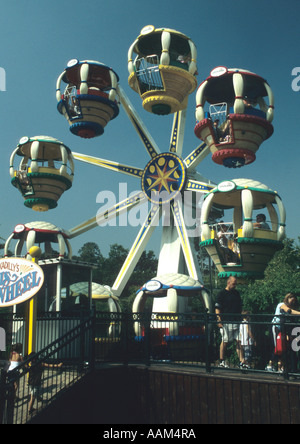 Un bambino è un grande giro di ruota a Legoland Windsor in Regno Unito Foto Stock